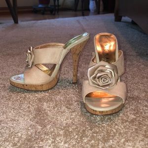 Super cute flower Enigma cork mule